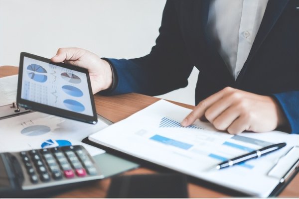 中金财富 4月以来20只个股获券商上调评级，这些领域受青睐